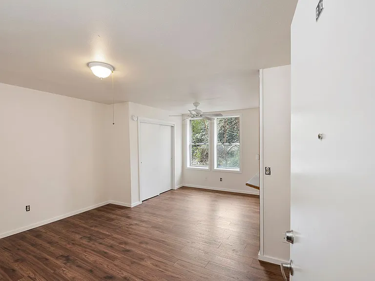 Abbottsford Apartments — Photo 140