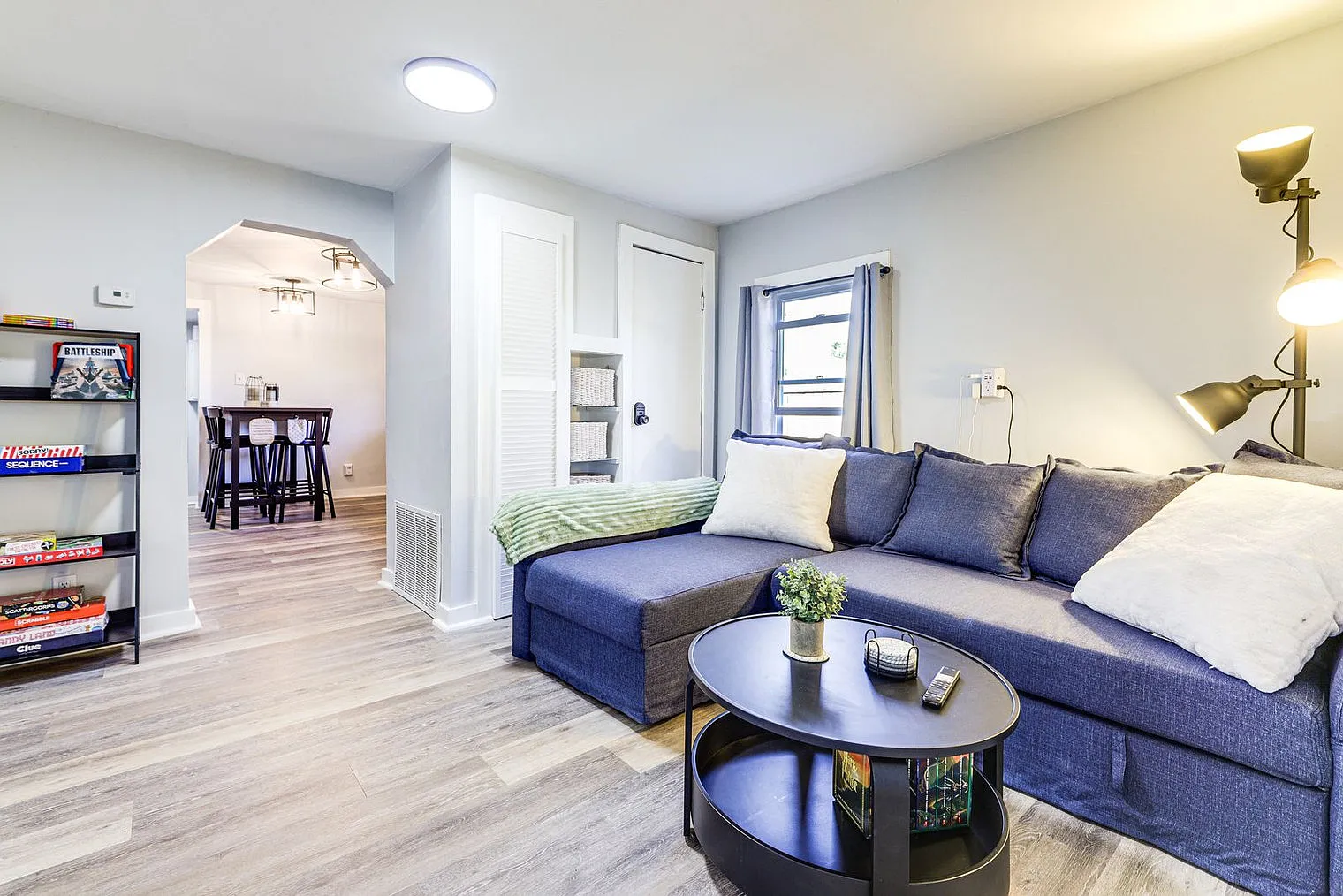 2 bed, 1.0 bath, 1194 sqft, $2,806 — Photo 1