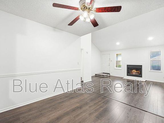 3rd image of 916 Hilltop Dr #A