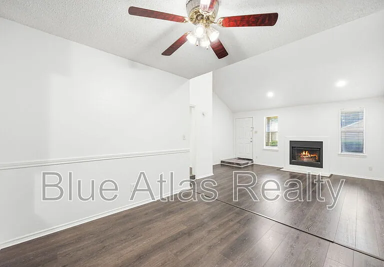 916 Hilltop Dr #A — Photo 3