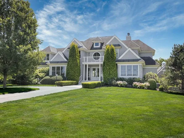 99 Meadowlark Ln, Portsmouth, RI 02871