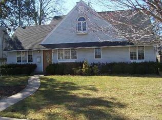 6 Chickadee Ln, Levittown, NY 11756