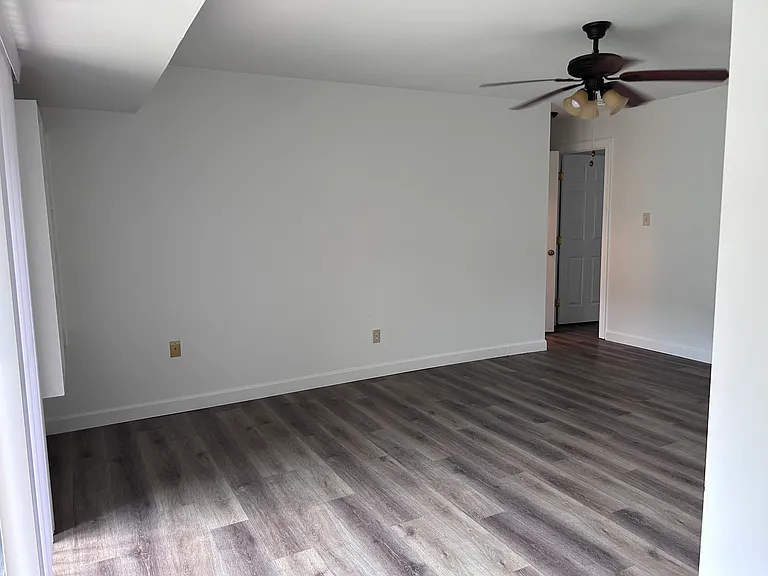 Country Hickory Ln — Photo 4
