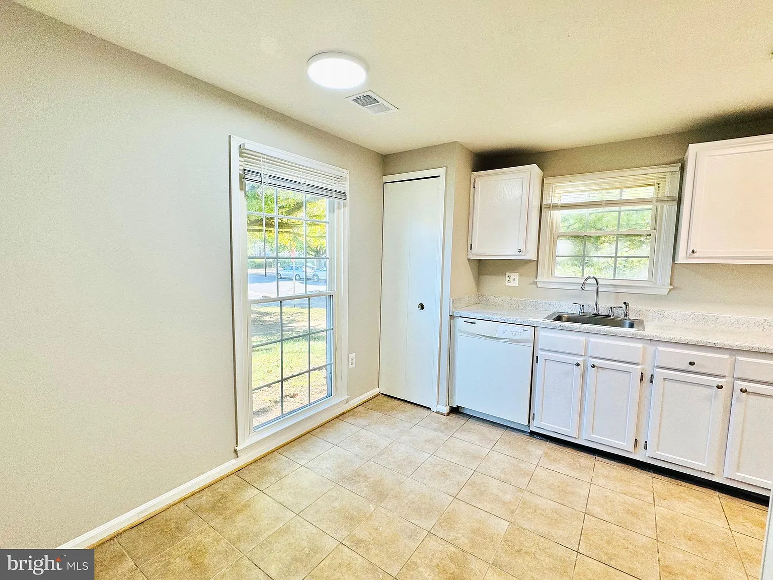 3 bed, 2.5 bath, 1216 sqft, $2,600 — Photo 4
