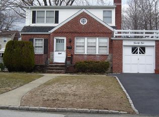 21 Chestnut Ln, Valley Stream, NY 11580