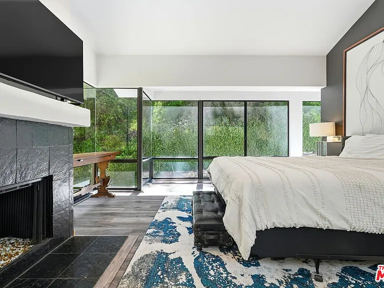 2350 Benedict Canyon Dr — Photo 18