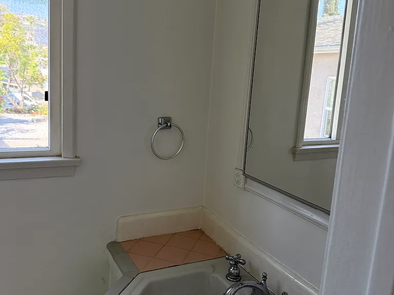 408 N Doheny Dr — Photo 27