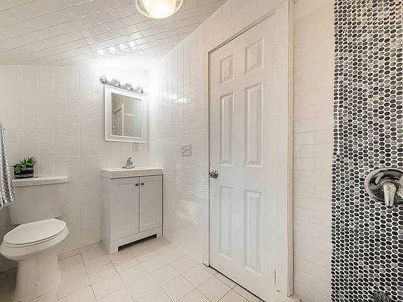 4th image of 980 Thomas Ave Floor 2