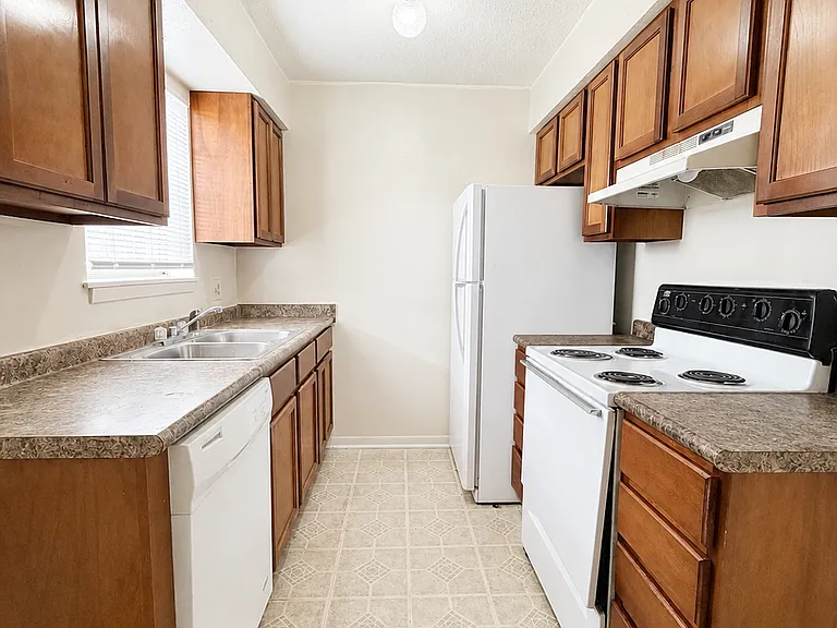 1252 Meadowview Dr — Photo 4
