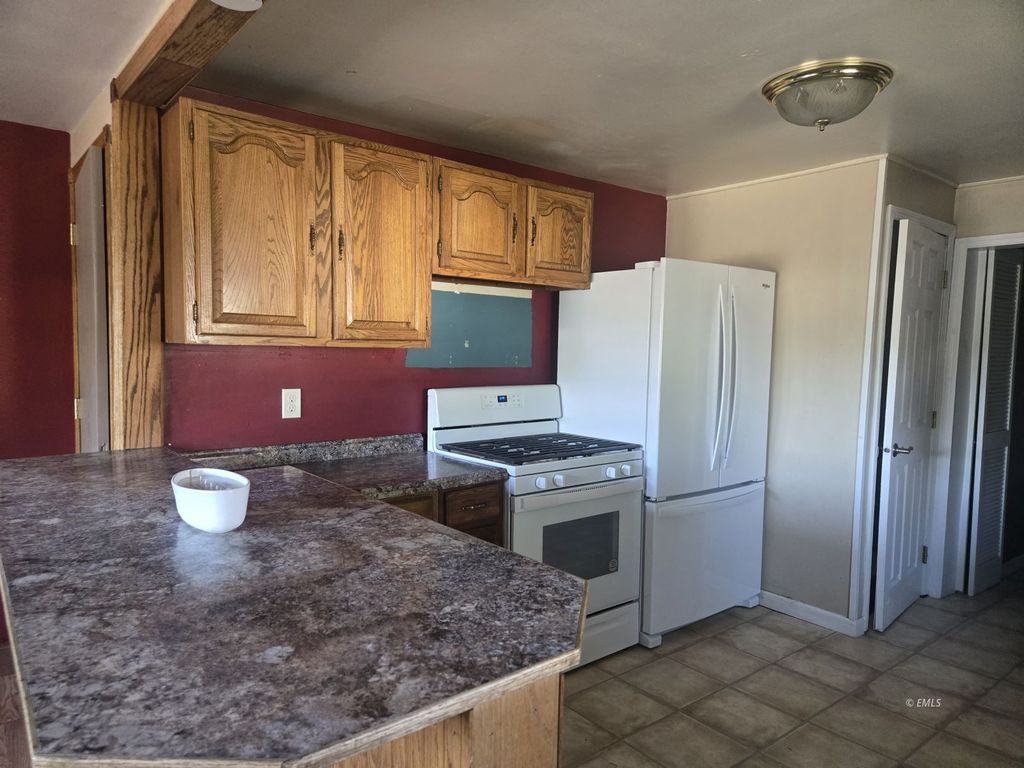 1119 N Prairie Ave, Miles City, MT - View 4