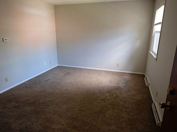 4th image of 211 Eisenhower Dr #9