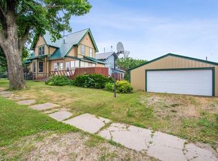 315 E 4th St, Vinton, IA 52349