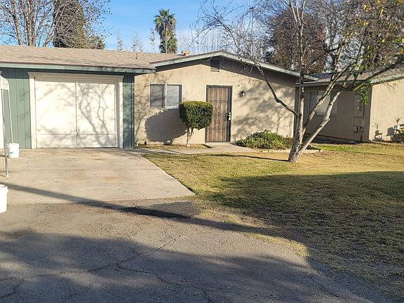 Front of unit showing 1 car garage access from front & 2 car tandem parking driveway
