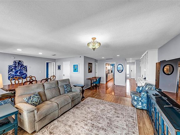 5th image of 622 Edgewater Dr Unit 823