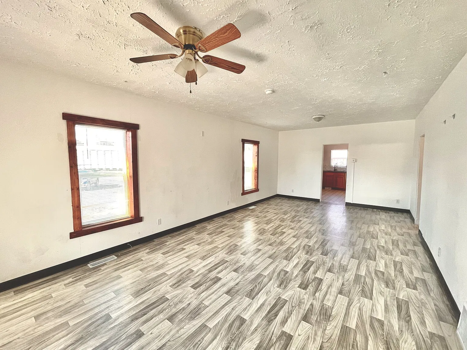 206 8th St - 1 — Photo 3