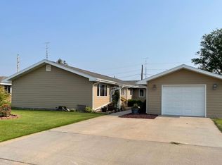 619 E 16th St, Cozad, NE 69130
