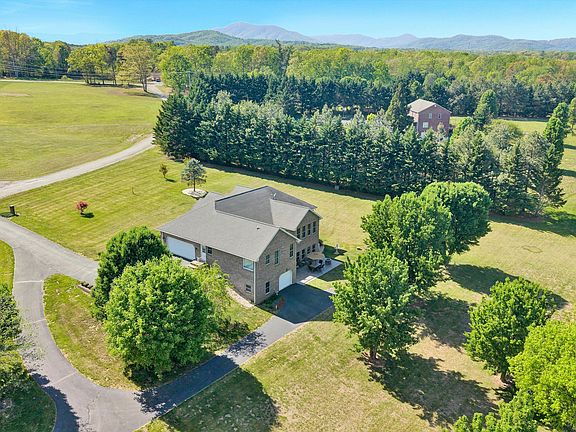 4th image of 137 Whispering Meadows Ln