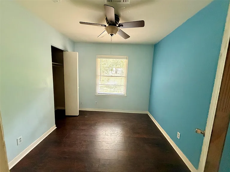 902 E Stone St — Photo 8