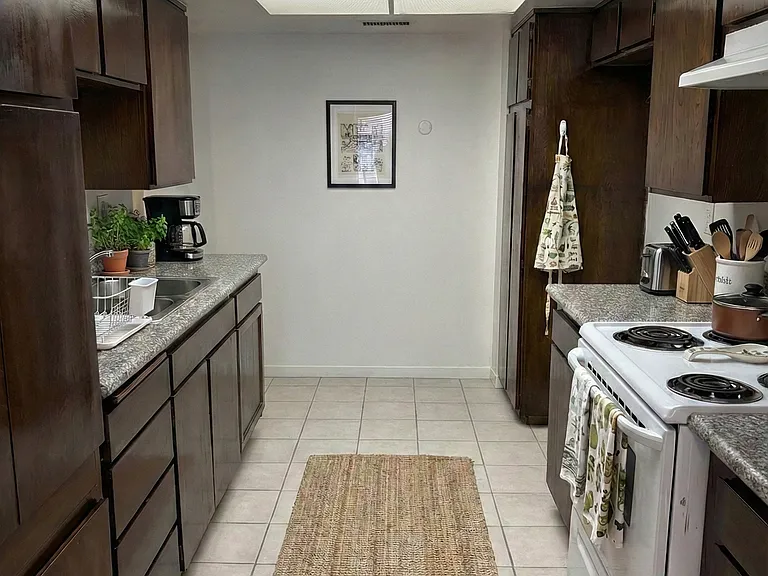 Lincoln Manor Apartments — Photo 8