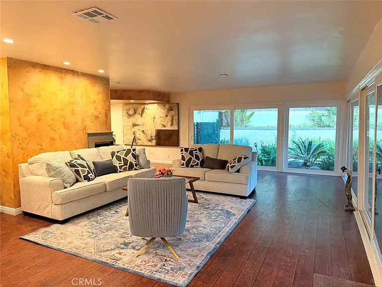 2500 Benedict Canyon Dr — Photo 3