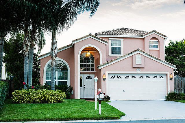 1st image of 106 Woodlake Cir