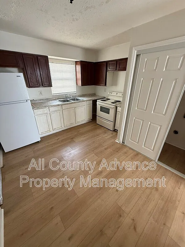 2 bed, 1.0 bath, 812 sqft, $1,000 — Photo 2