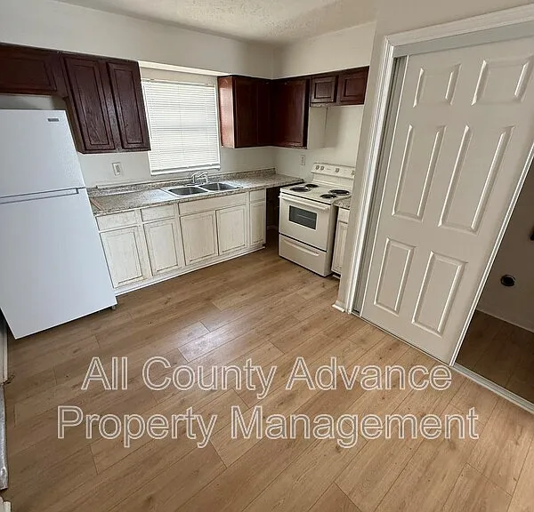 4911 E Temple Heights Rd #B — Photo 2