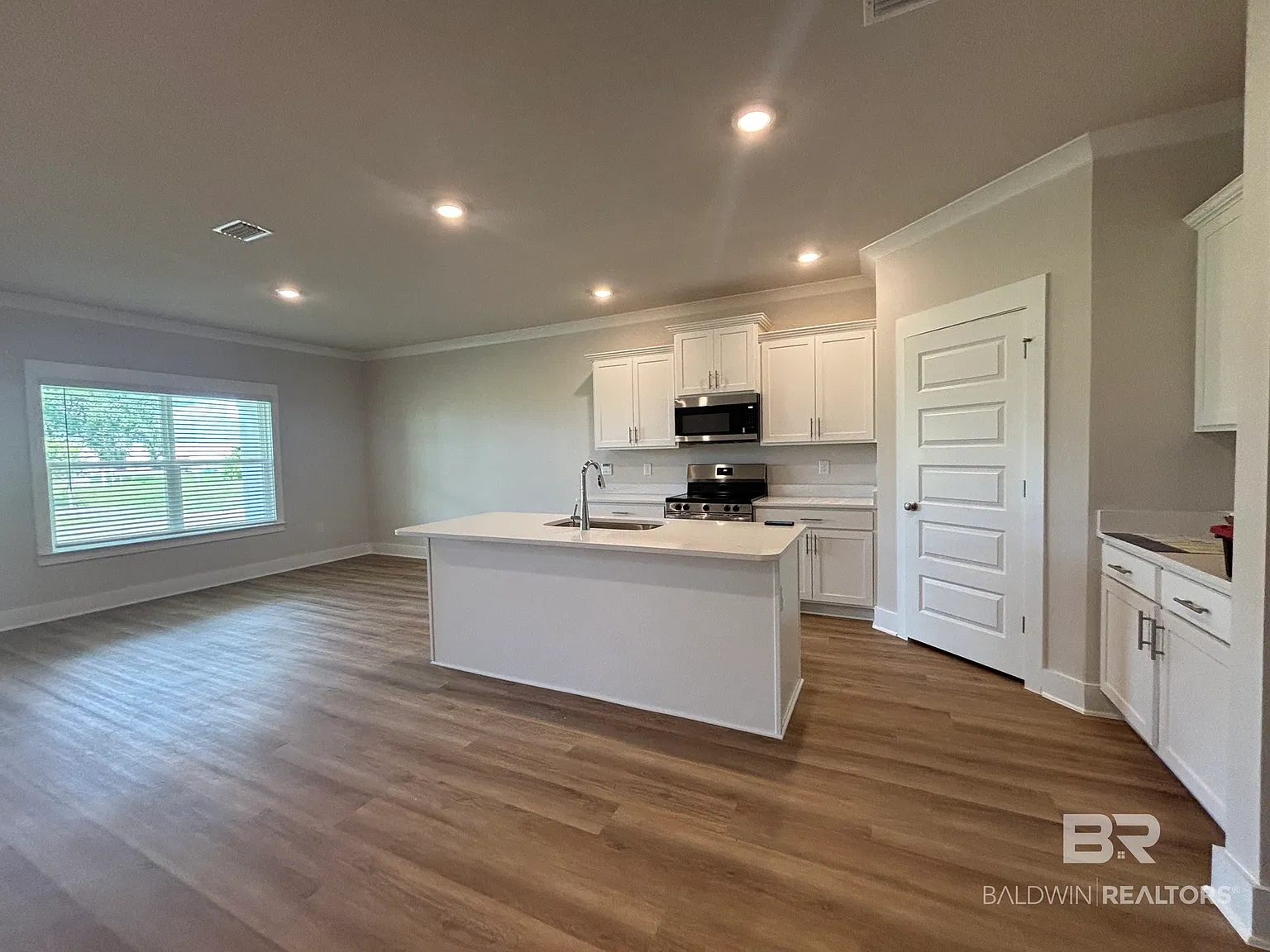 4 bed, 2.0 bath, 2041 sqft, $2,350 — Photo 3