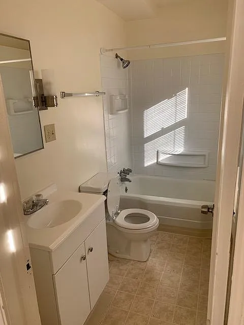 Studio, $995 — Photo 4