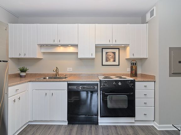 5th image of 3930 N Pine Grove Ave APT 712