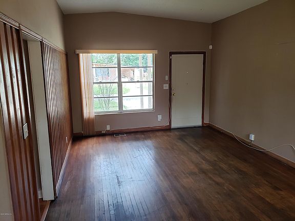 3rd image of 10255 Swarthmore Dr