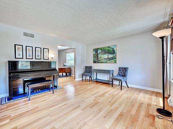 5th image of 2728 Surfside Dr