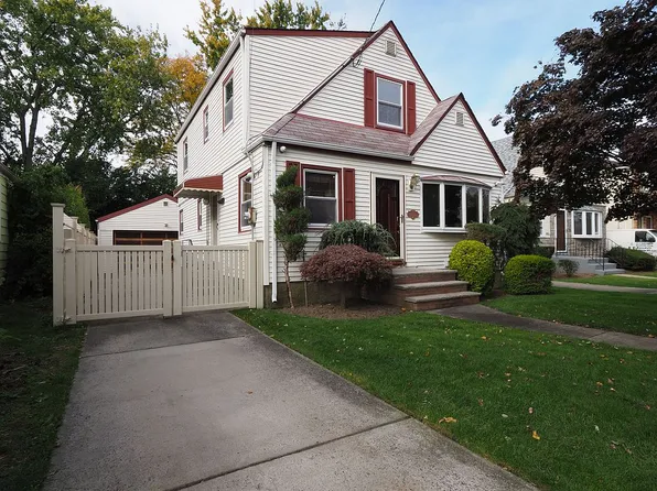 14722 240th St, Rosedale, NY 11422