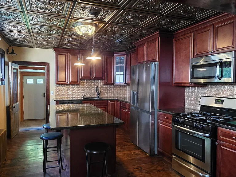 131 W Broadway — Photo 5