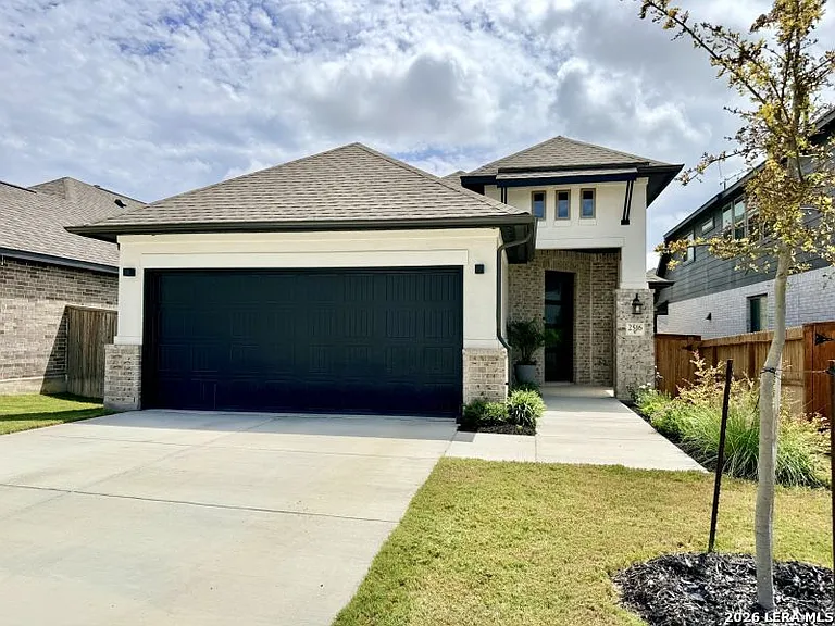 2516 Oxford Rdg — Photo 1