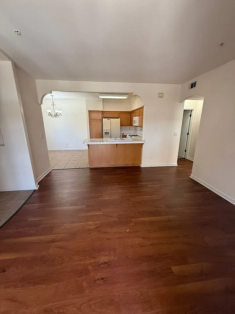 3 Bedroom Luxury Condo in Sunrise Hills — Photo 3