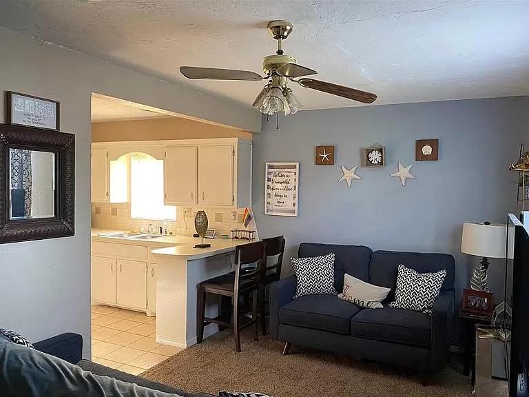 1225 SW 25th Pl — Photo 3