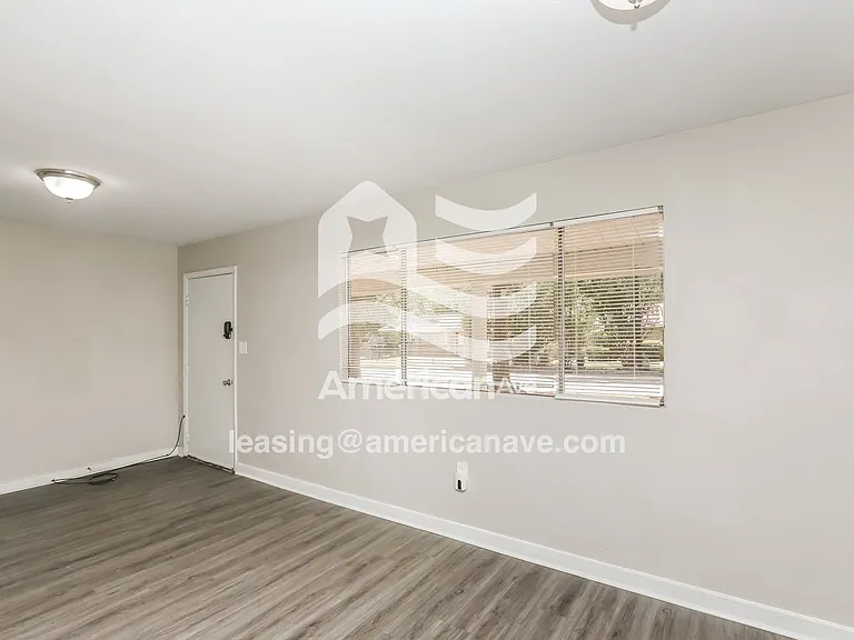 686839_002_wm_-_living_room_13139007.jpg
