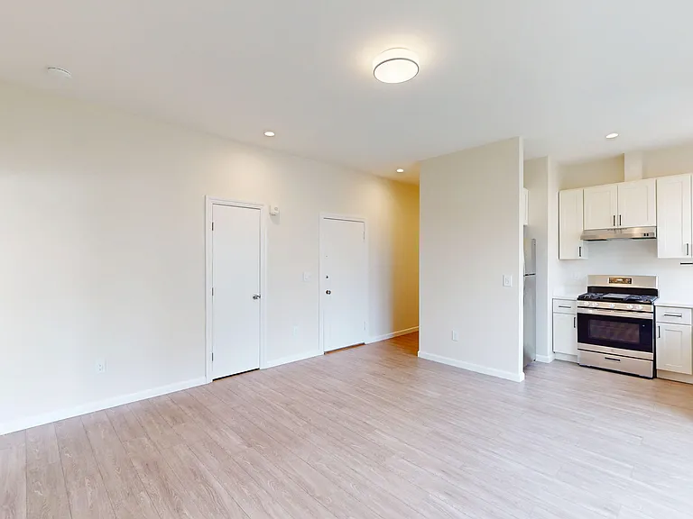 40 Tiffany Ave #6 — Photo 7