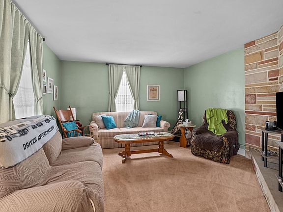 4th image of 702 Williams St