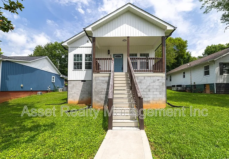 619 Midlake Dr NE — Photo 27