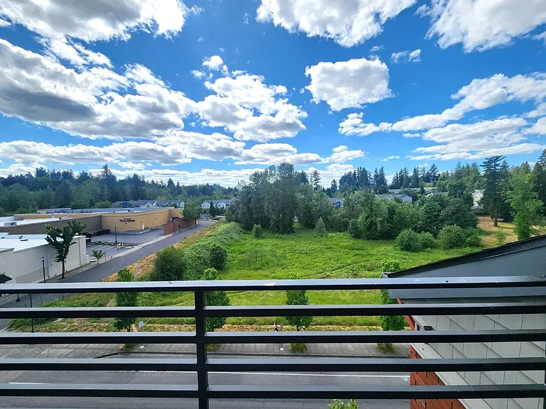 The Crossings at Gresham Station — Photo 54