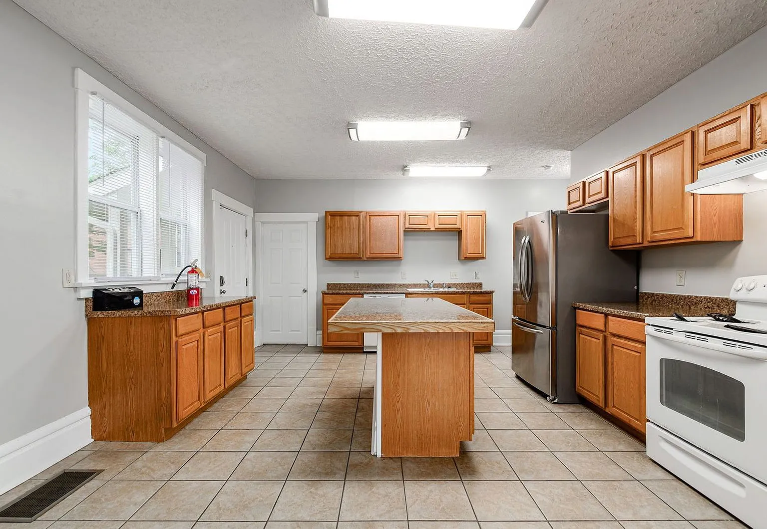 6 bed, 3.0 bath, $4,409 — Photo 2