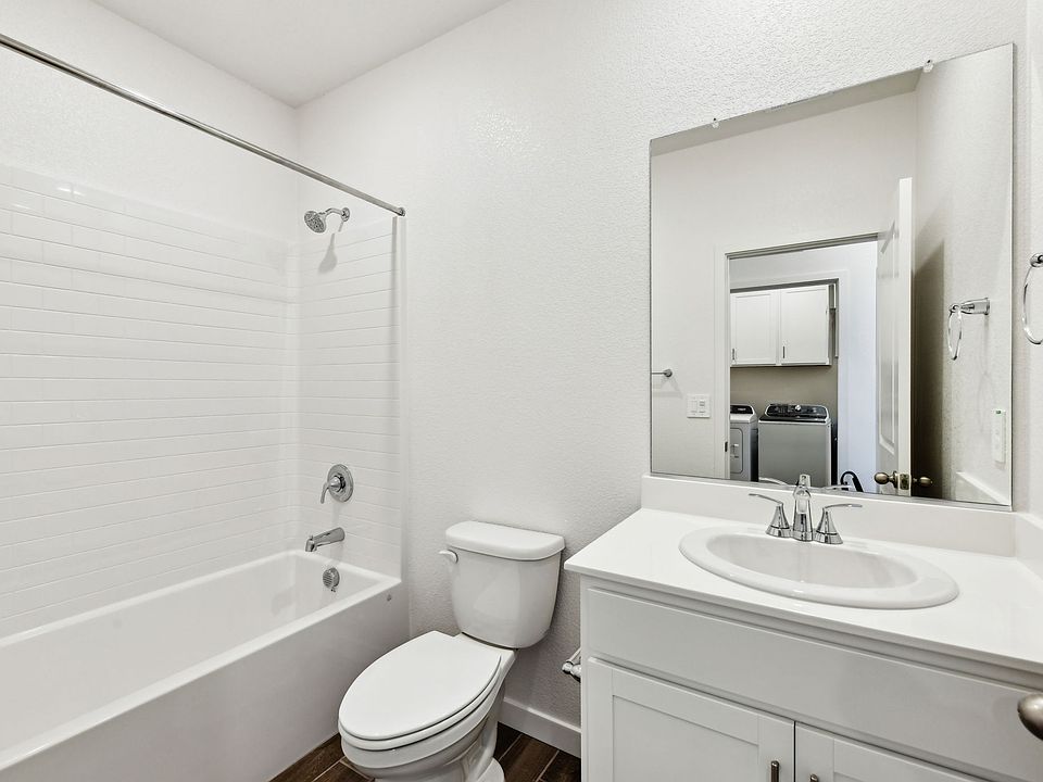 NCA_Vernon_5013_Bathroom_1276_BastionAve_.jpg