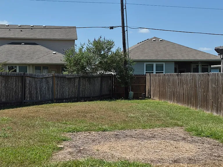 1705 Barlow Trl — Photo 7