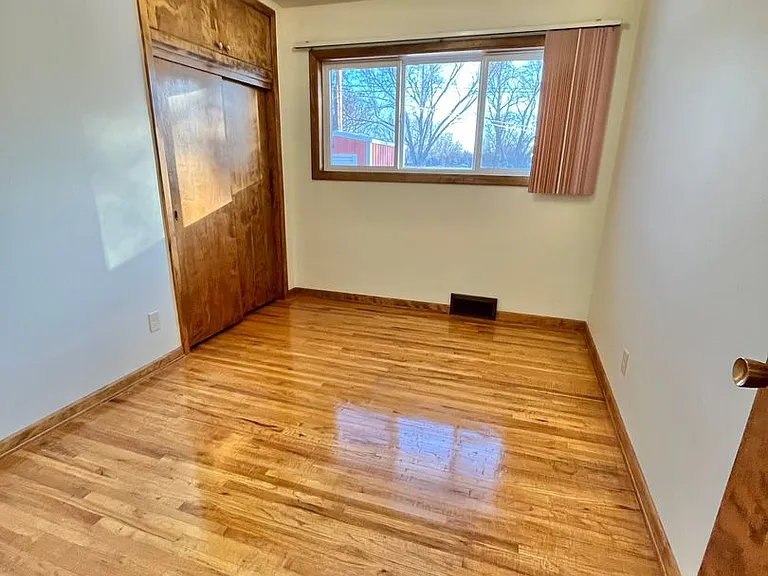 4909 E Linden Ln — Photo 12