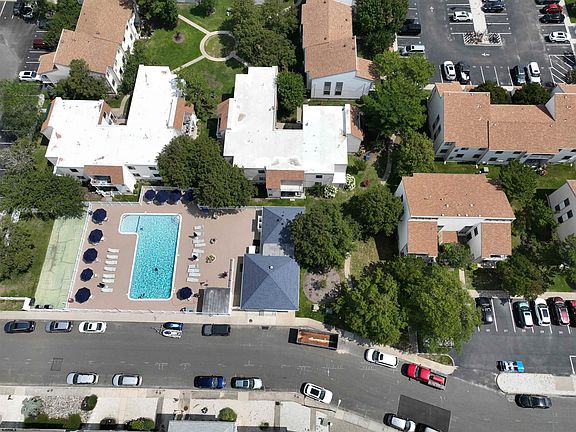 4th image of 160 N Basin Dr #160