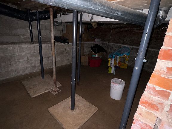 5th image of 714 Clark St