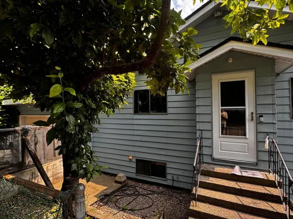 2205 9th Ave, New Westminster, BC V3M 3H1