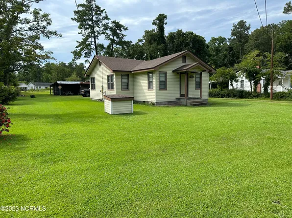 1088 Jefferson Road, Lake Waccamaw, NC 28450